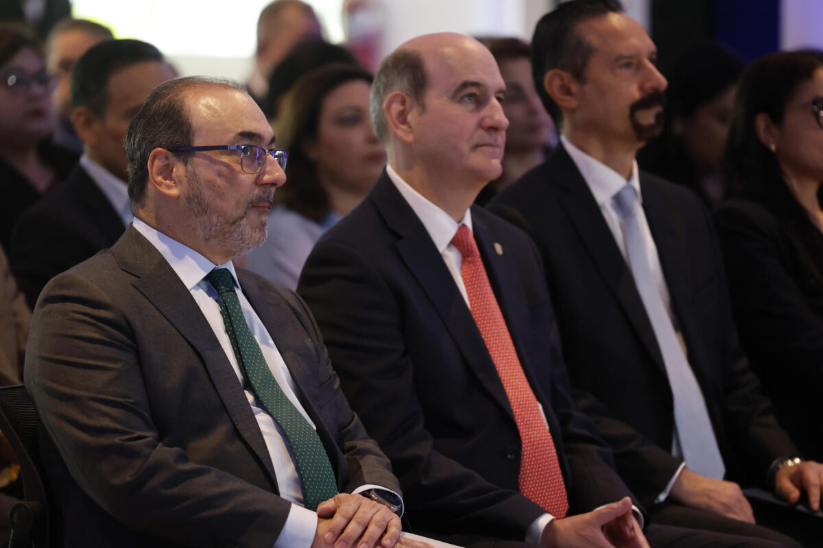 El presidente ejecutivo del Banco de Desarrollo de América Latina y el Caribe (CAF), Sergio Díaz-Granados (i), asiste a la presentación del reporte de economía y desarrollo 2026 Raíces del Futuro: El nuevo mundo rural de América Latina y el Caribe, este viernes en ciudad de Panamá (Panamá). EFE/ Bienvenido Velasco