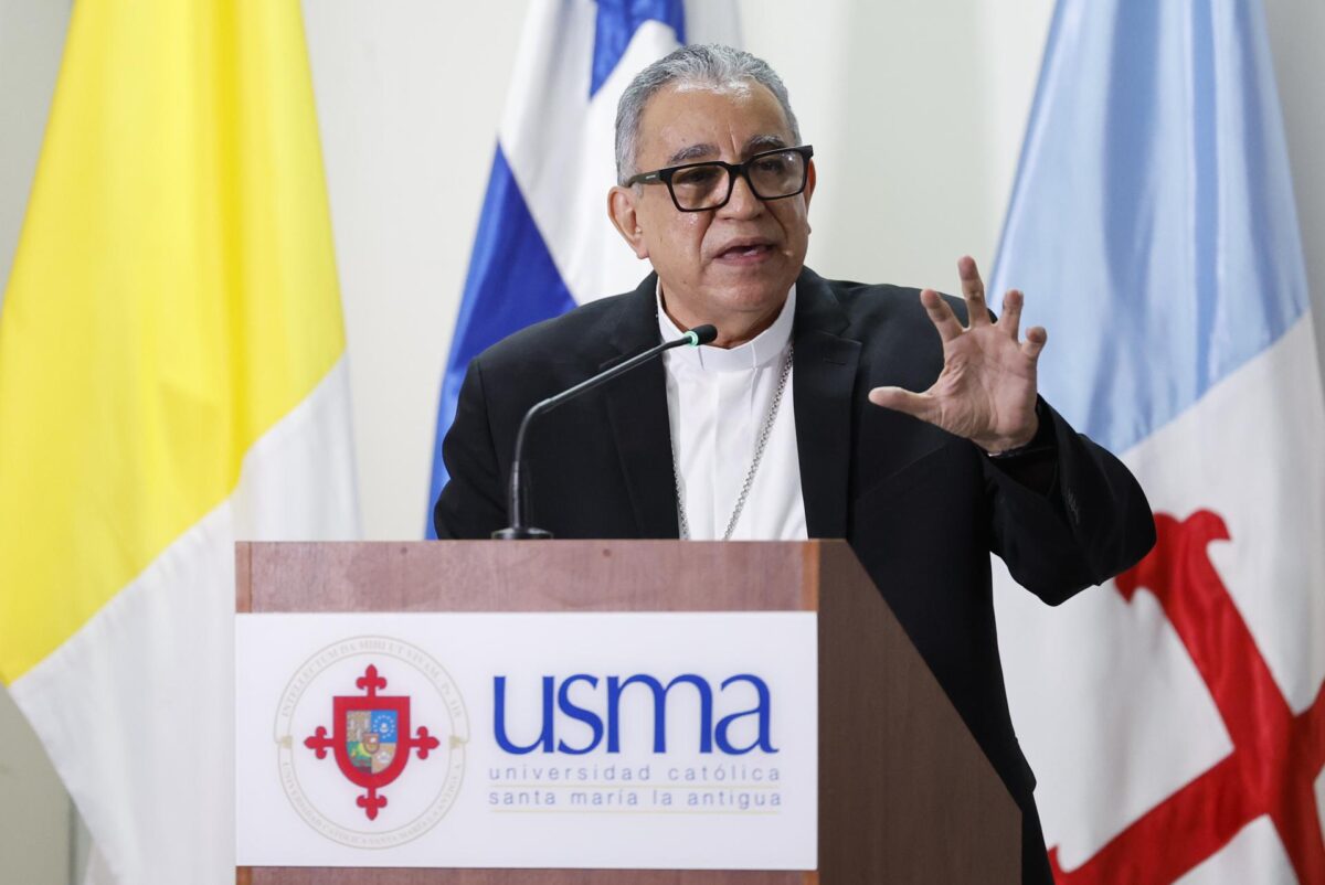 El arzobispo metropolitano de Panamá, José Domingo Ulloa, habla en la presentación de un informe este martes, en Ciudad de Panamá (Panamá). EFE/ Bienvenido Velasco