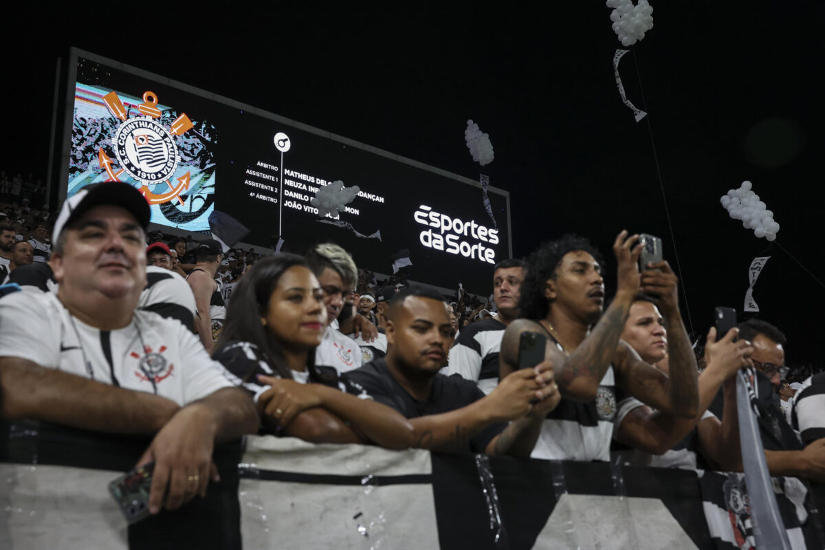 Fotografía de archivo, tomada en marzo de 2025, en la que se captó una pantalla con anuncios de sitios de apuestas, a la espalda de decenas de asistentes a un partido de fútbol, en São Paulo (Brasil). EFE/Isaac Fontana