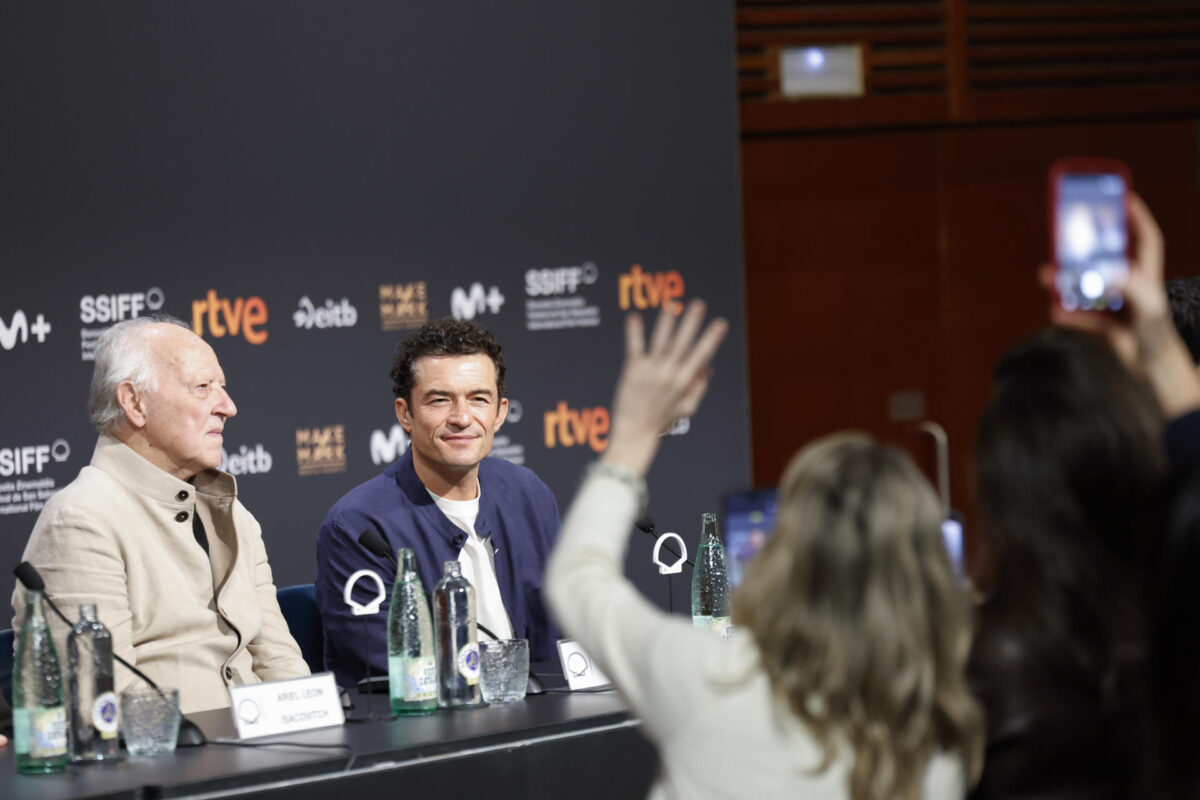 El cineasta Werner Herzog (i), que recibirá esta noche el primer Premio Donostia del 74 Festival de San Sebastián, posa junto al actor Orlando Bloom (c), ofrecen una conferencia de prensa este viernes tras presentar su película'Bucking Fastard'. EFE/Juan Herrero.