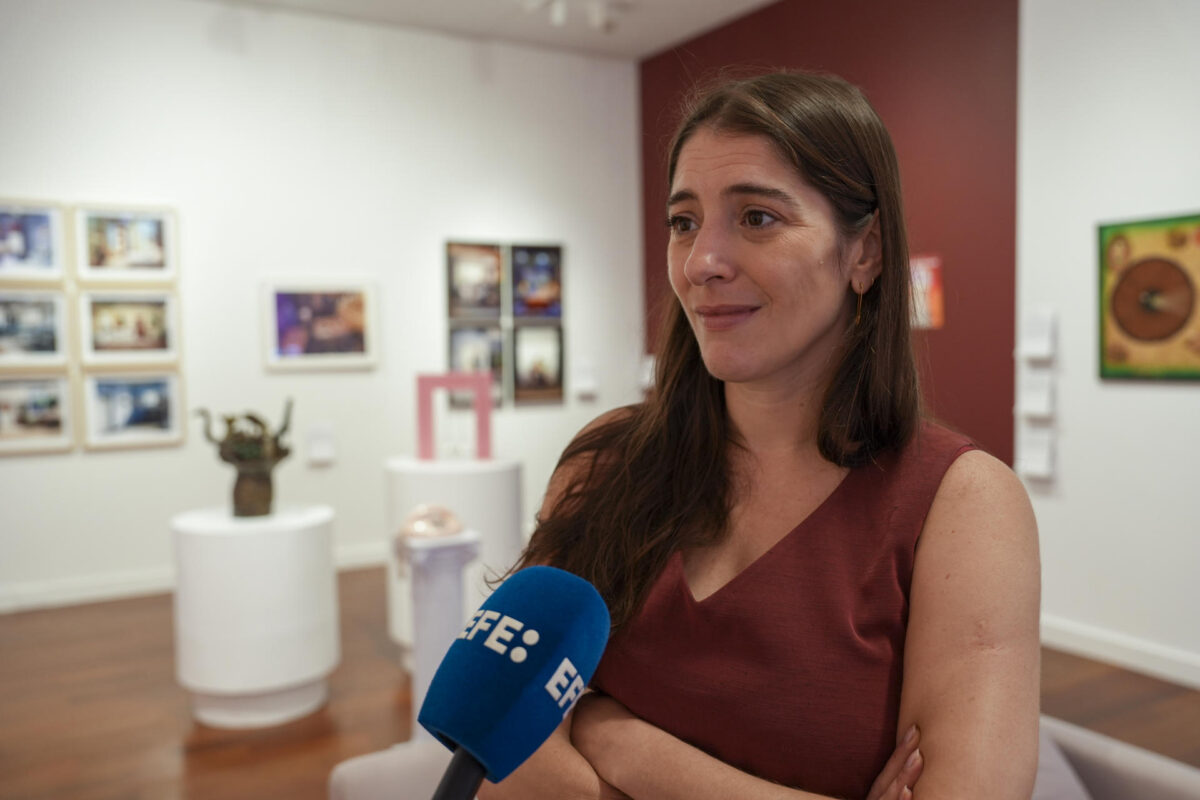 La curadora Aimé Iglesias haba durante una entrevista con EFE en la exposición'Telenovela' este miércoles, en la Americas Society de Nueva York (Estados Unidos). EFE/ Angel Colmenares