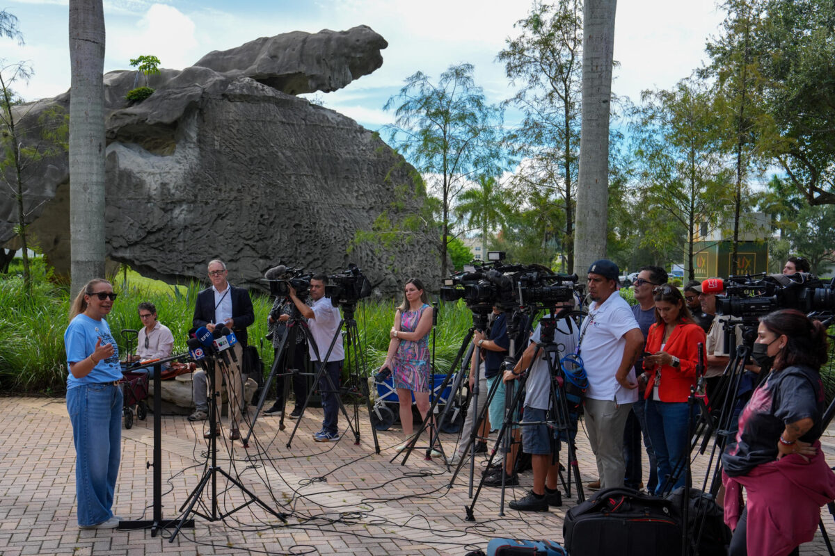 La directora ejecutiva del Venezuelan American Caucus (VAC), Adelys Ferro, habla en una rueda de prensa este martes, en Doral, Miami (Estados Unidos). EFE/ Alberto Boal