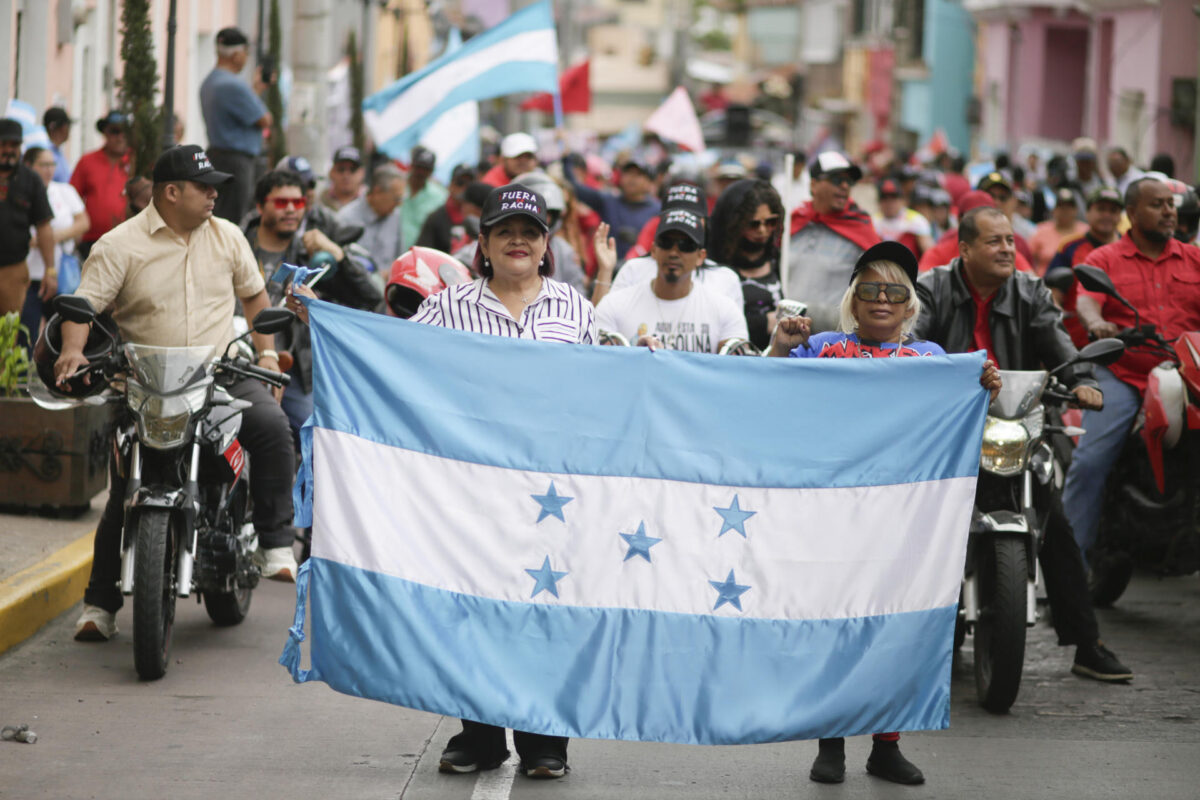 Integrantes del partido Libertad y Refundación (LIBRE) participan en una manifestación paralela al desfile militar por la conmemoración de los 205 años de la independencia de Honduras de la Corona española, este martes, en Tegucigalpa (Honduras). EFE/ Gustavo Amador