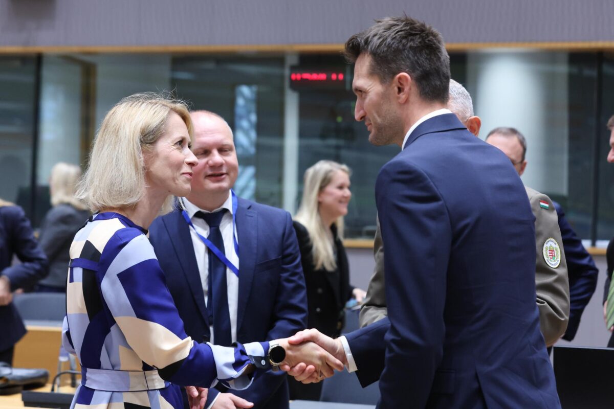 La alta representante de la UE para Asuntos Exteriores y Política de Seguridad, Kaja Kallas (i), y el secretario de Estado parlamentario y viceministro de Defensa de Hungría, Laszlo Kurtos (d),durante una reunión del Consejo de ministros de Defensa este lunes en Bruselas (Bélgica). EFE/EPA/OLIVIER HOSLET