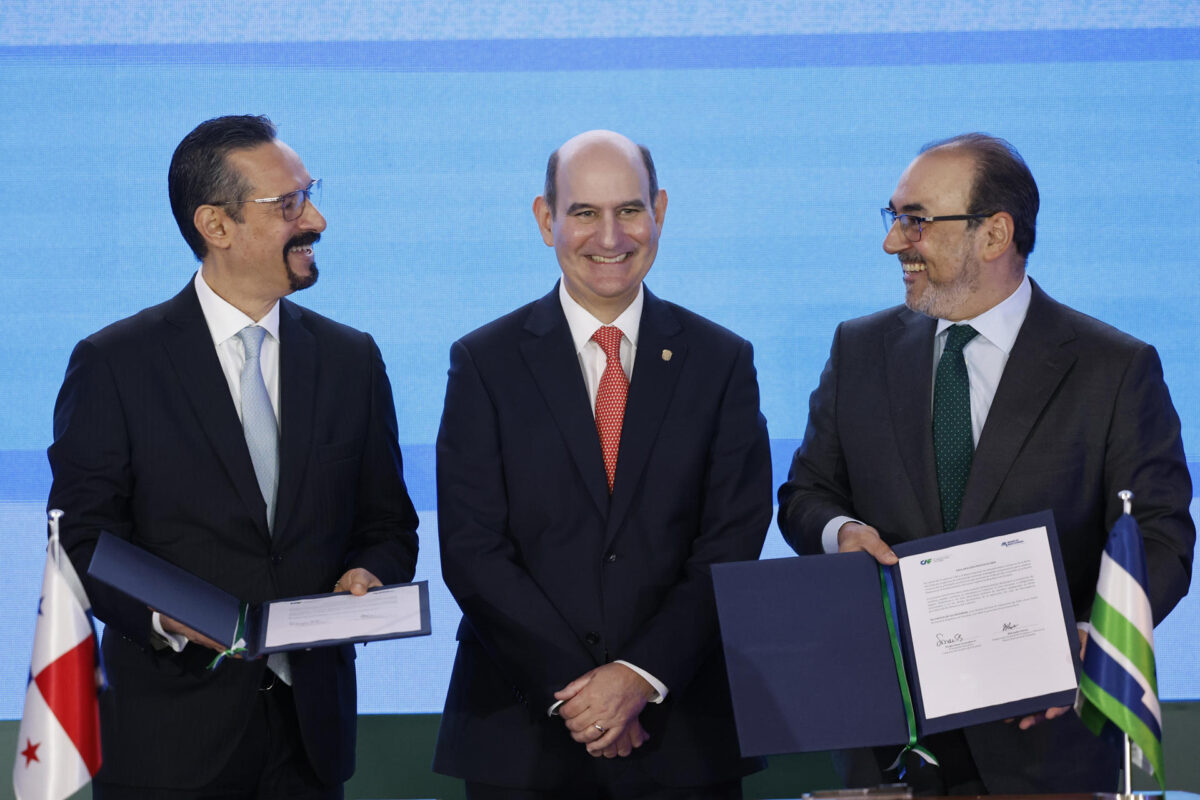 El subgerente General de Finanzas y Tesorería del Banco Nacional de Panamá, Milciades Denis (i), el ministro de Economía de Panamá, Felipe Chapman (c) y el presidente ejecutivo del Banco de Desarrollo de América Latina y el Caribe (CAF), Sergio Díaz-Granados, posan durante la presentación del reporte de economía y desarrollo 2026 Raíces del Futuro: El nuevo mundo rural de América Latina y el Caribe, este viernes en ciudad de Panamá (Panamá). EFE/ Bienvenido Velasco