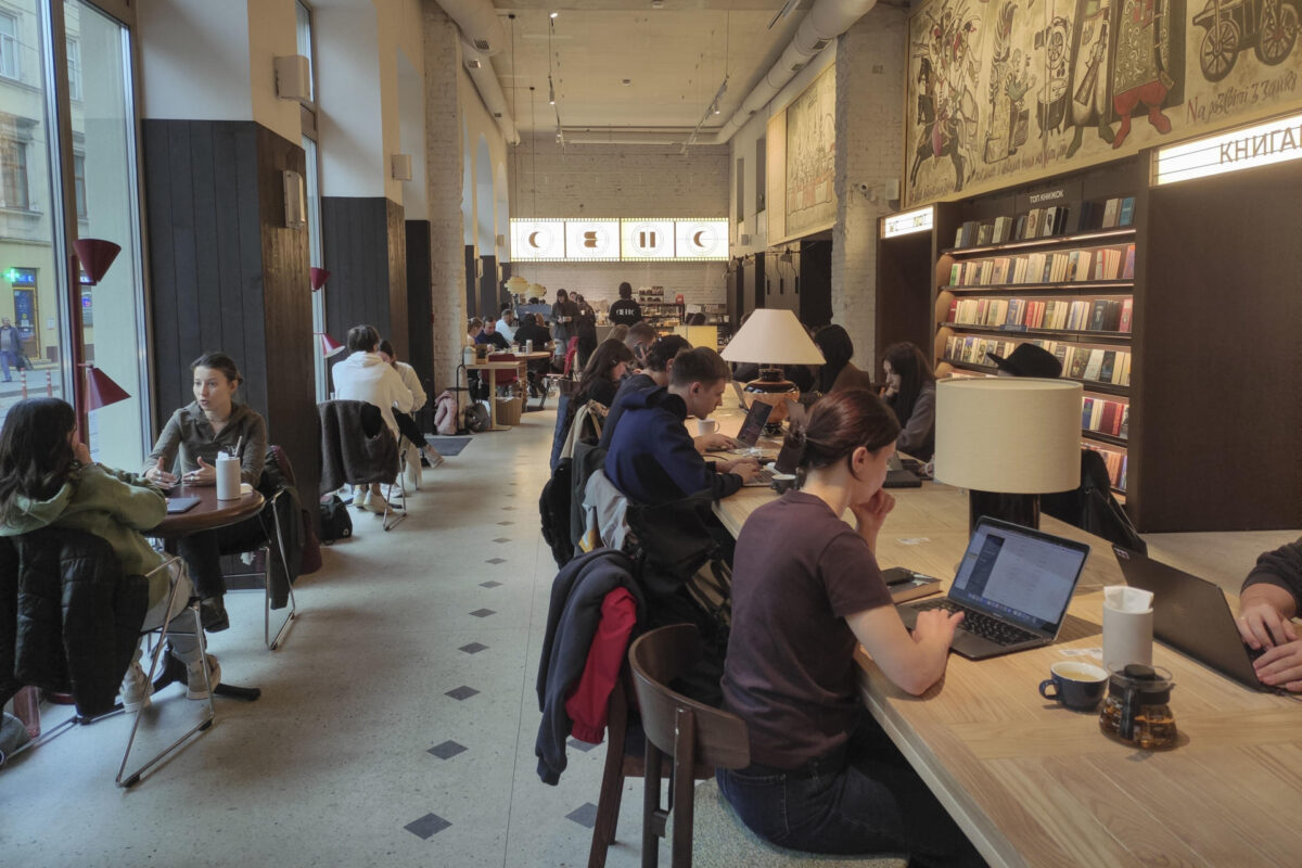 Usuarios de internet en una cafetería de Leópolis mantienen el acceso a la red a pesar de los recientes ataques rusos a la infraestructura. El acceso a internet se ha convertido en el nuevo blanco de los crecientes ataques aéreos rusos en Ucrania, que últimamente tratan de destruir instalaciones clave con el objetivo de perturbar las comunicaciones a través de la red y debilitar la economía. Al menos 100.000 usuarios y nueve proveedores de internet en Kiev y en ciudades cercanas, entre ellos UTELS, Etherlink y MiroHost, informaron de perturbaciones después de que drones rusos dañaran varios centros de datos en la capital ucraniana entre el 23 y el 24 de septiembre, según el Ministerio de Transformación Digital y las propias empresas afectadas.-EFE/ Rostyslav Averchuk