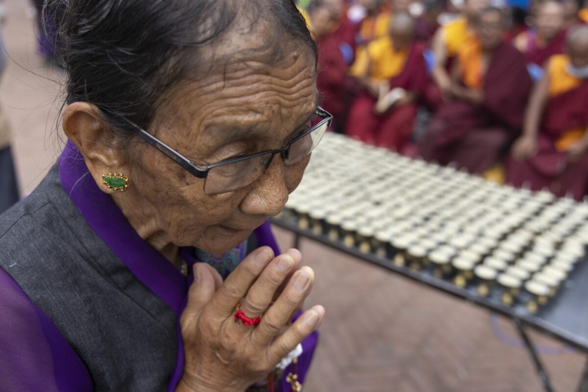 Familiares observan fotografías de personas que perdieron la vida en las inundaciones repentinas ocurridas cerca de la frontera entre Nepal y el Tíbet, durante una ceremonia de oración y condolencias por los fallecidos en las crecidas del río Bhotekoshi, celebrada en Katmandú, Nepal, este miércoles. EFE/EPA/NARENDRA SHRESTHA