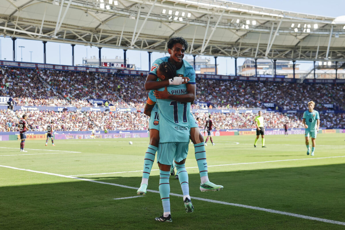 El delantero del FC Barcelona Lamine Yamal celebra tras anotar un tanto durante el encuentro correspondiente a la jornada 5 de LaLiga EA Sports disputado entre el Levante y el FC Barcelona este domingo en el estadio Ciutat de Valencia. EFE/ Biel Aliño