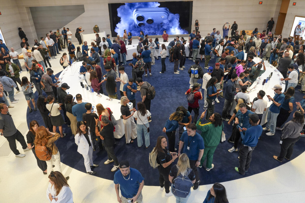 Personas asisten al lanzamiento del iPhone 18 Pro y Pro Max este viernes, en la icónica tienda de la Quinta Avenida en Manhattan, Nueva York (Estados Unidos). EFE/ Ángel Colmenares
