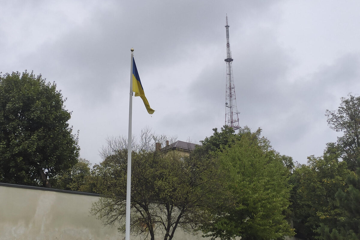 Una torre de radiocomunicaciones en Leópolis, solo una pequeña parte de la infraestructura de Internet descentralizada de Ucrania. El acceso a internet se ha convertido en el nuevo blanco de los crecientes ataques aéreos rusos en Ucrania, que últimamente tratan de destruir instalaciones clave con el objetivo de perturbar las comunicaciones a través de la red y debilitar la economía. Al menos 100.000 usuarios y nueve proveedores de internet en Kiev y en ciudades cercanas, entre ellos UTELS, Etherlink y MiroHost, informaron de perturbaciones después de que drones rusos dañaran varios centros de datos en la capital ucraniana entre el 23 y el 24 de septiembre, según el Ministerio de Transformación Digital y las propias empresas afectadas.-EFE/ Rostyslav Averchuk