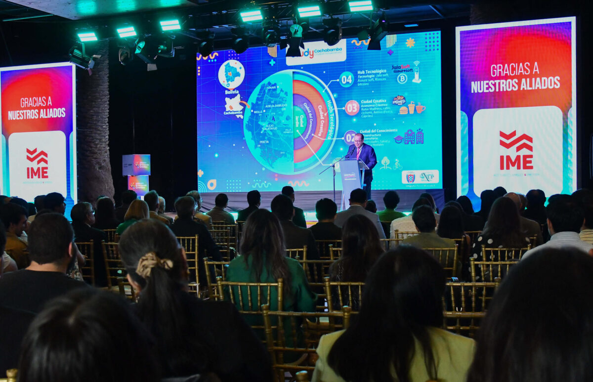 El vicerrector de la Universidad Franz Tamayo, Rolando López, habla durante el IV Foro Internacional de Economía Creativa este jueves, en Cochabamba (Bolivia). EFE/ Jorge Abrego