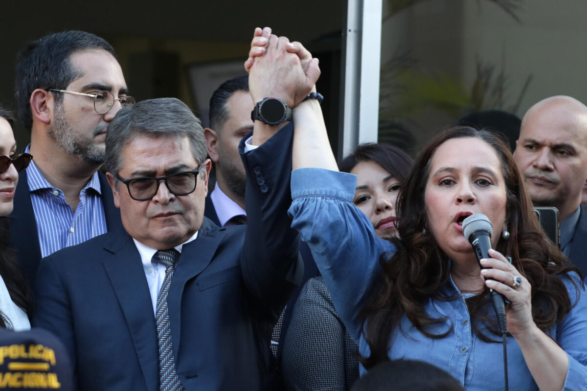 Ana de García (d) fue captada este 1 de septiembre al hablar junto a su esposo, el expresidente de Honduras Juan Orlando Hernández, a su salida de una audiencia del proceso por fraude y lavado, en Tegucigalpa (Honduras). EFE/Gustavo Amador