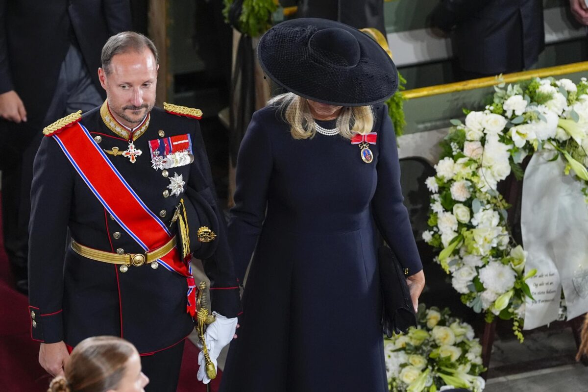 El rey Haakon VIII y la reina Mette-Marit tras la ceremonia fúnebre del rey de Noruega Harald V en la Catedral de Oslo, Noruega, este miércoles. EFE/EPA/Lise Aserud / POOL NORWAY OUT