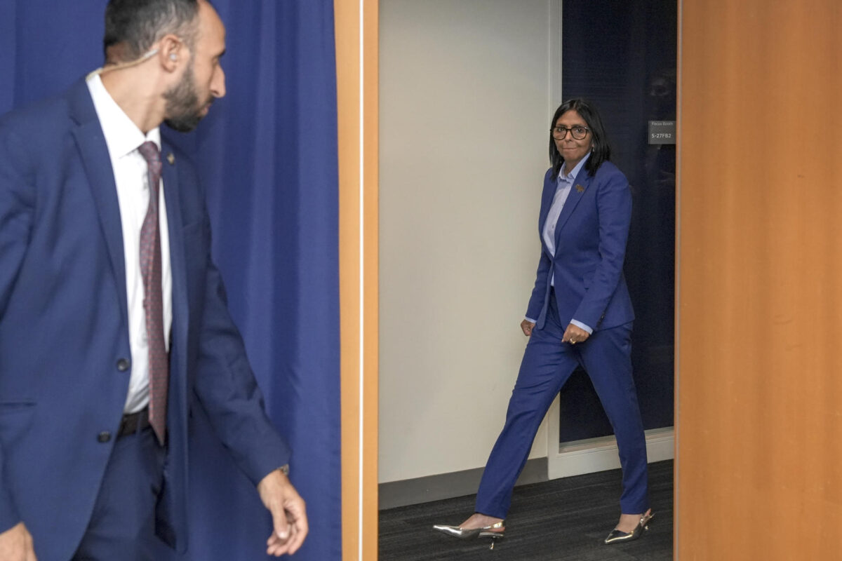 La presidenta encargada de Venezuela, Delcy Rodríguez, asiste a una reunión con el secretario general de la Organización de las Naciones Unidas (ONU), António Guterres, este lunes, en el marco de la 81.ª Asamblea General de las Naciones Unidas en Nueva York (Estados Unidos). EFE/ Angel Colmenares