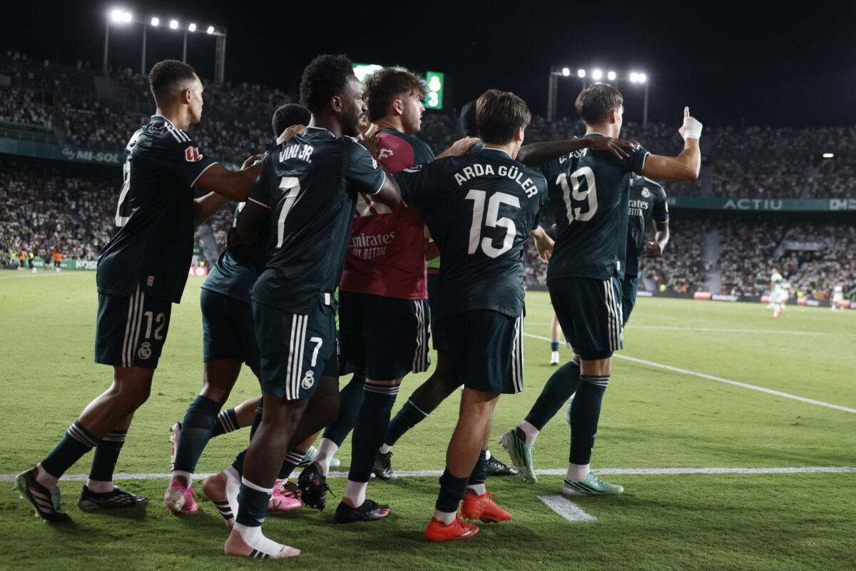 Los jugadores del Real Madrid celebran el tercer gol del equipo durante el encuentro correspondiente a la jornada 6 de LaLiga entre el Elche y el Real Madrid este martes en el estadio Martínez Valero de Elche. EFE/ Kai Forsterling