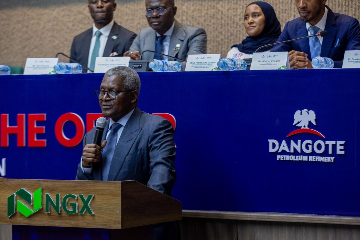 Aliko Dangote, dueño del Grupo Dangote y la persona más rica de África, durante el acto de lanzamiento en la Bolsa de Valores de Nigeria, situada en la ciudad de Lagos (sur). EFE/EPA/EMMANUEL ADEGBOYE