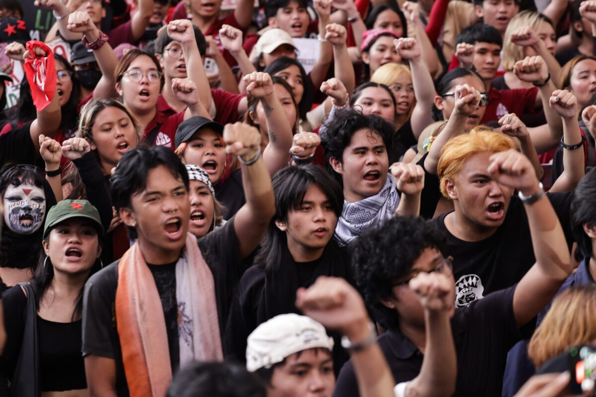 MANILA (Philippines), 21/09/2026.- Filipinos protestan en contra de la Ley Marcial declarada hace 54 años bajo la dictadura de Ferdinand Marcos (1972-1986), padre del actual mandatario de Filipinas. EFE/EPA/ROLEX DELA PENA