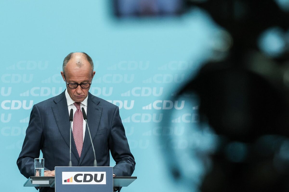 El Canciller alemán y líder de la Unión Demócrata Cristiana (CDU) Friedrich Merz asiste a una rueda de prensa en la sede del partido de la CDU tras una reunión de la junta del partido de la CDU en Berlín, Alemania, 21 de septiembre de 2026. Las elecciones para la Cámara de Representantes en Berlín y el parlamento estatal de Mecklemburgo-Pomerania Occidental se celebraron el 20 de septiembre de 2026. (Elecciones, Alemania) EFE/EPA/FILIP SINGER