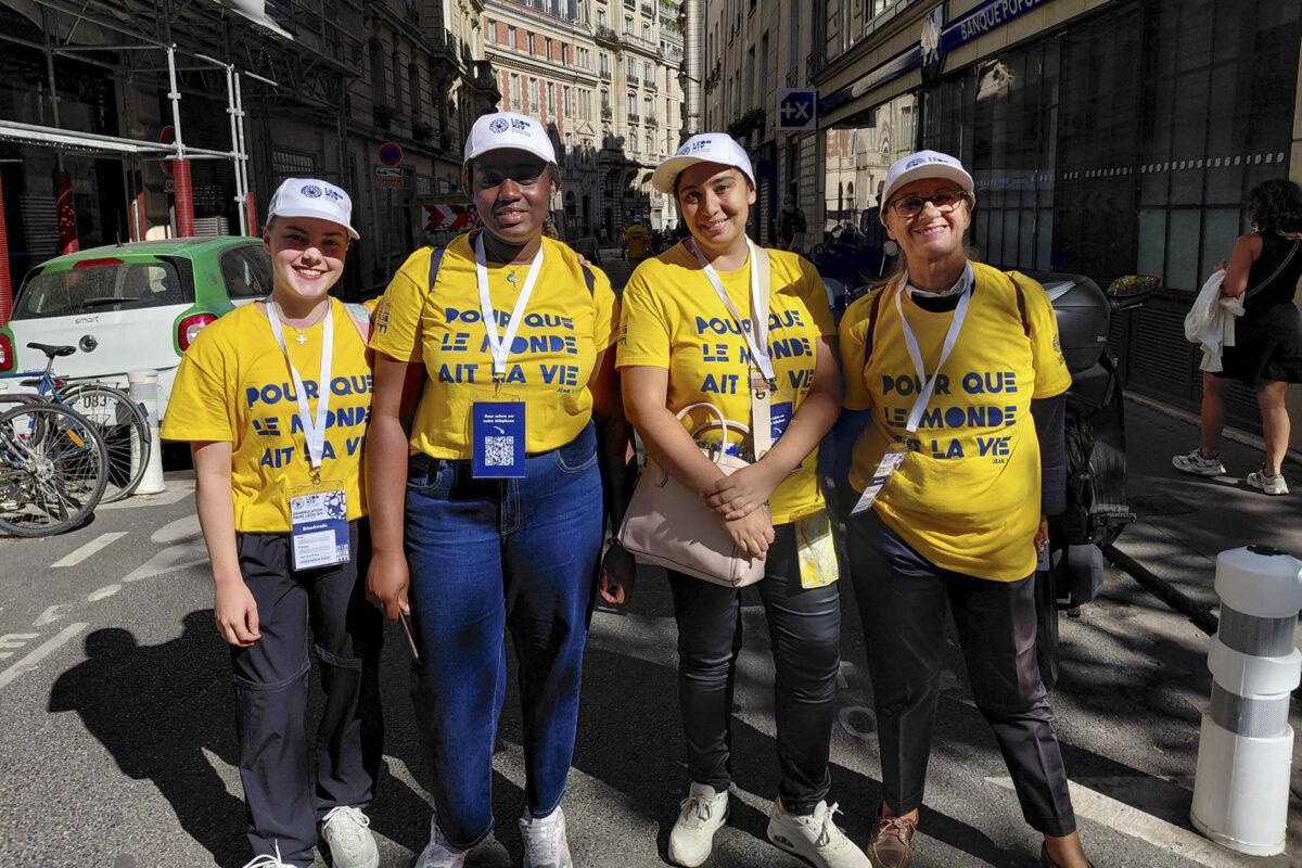 Un grupo de voluntarias posa este viernes, en París. Sarah quiere que el papa bendiga a su pequeña. Desde el bulevar Saint-Michel, en las cercanías de Notre-Dame, Sarah, de 32 años, acaricia a su bebé de 3 meses. La parisina ha sido una de las primeras en llegar a la parte final del recorrido que realiza este viernes el papa León XIV. El objetivo de la joven: que Astrid sea bendecida por el Santo Padre. EFE/ Antonio Torres Del Cerro