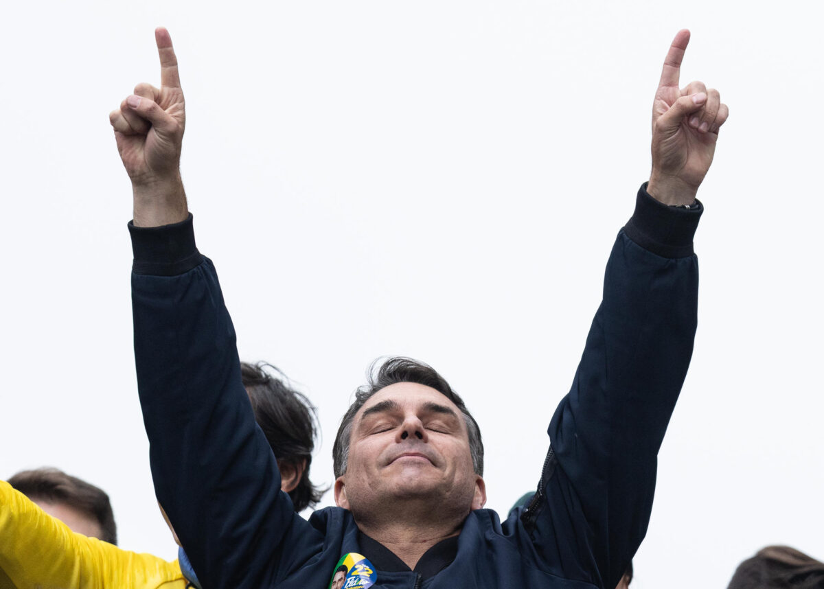El candidato a la Presidencia de Brasil, Flávio Bolsonaro, asiste a un acto por el Día de la Independencia de Brasil este lunes, en la Avenida Paulista, en São Paulo (Brasil). EFE/Isaac Fontana