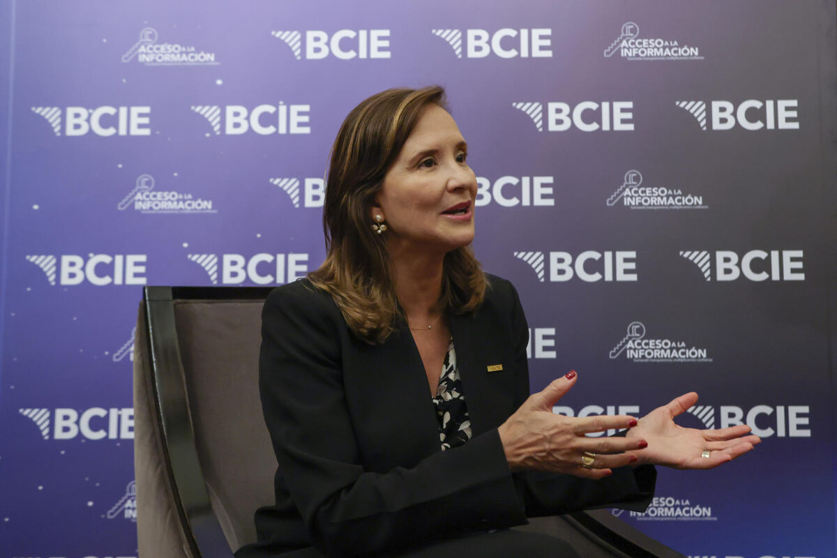 La presidenta ejecutiva del Banco Centroamericano de Integración Económica (BCIE), Gisela Sánchez, habla durante una entrevista con EFE este miércoles, en el Palacio Nacional de la Cultura en Ciudad de Guatemala (Guatemala). EFE/ Mariano Macz