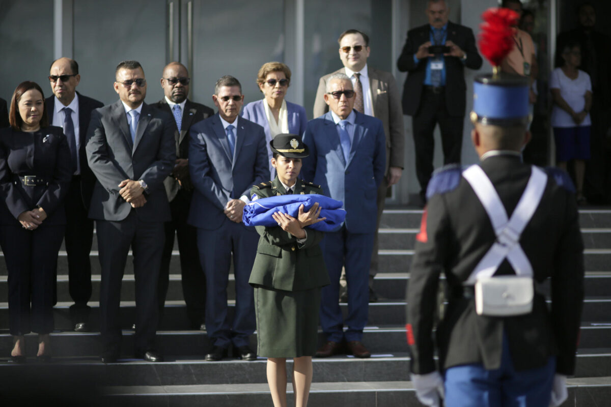 Cadetes de la Academia Militar Francisco Morazán se disponen a izar la bandera de Honduras en la Corte Suprema de Justicia durante las fiestas conmemorativas a los 205 años de la independencia de la Corona española, este martes en Tegucigalpa (Honduras). EFE/ Gustavo Amador