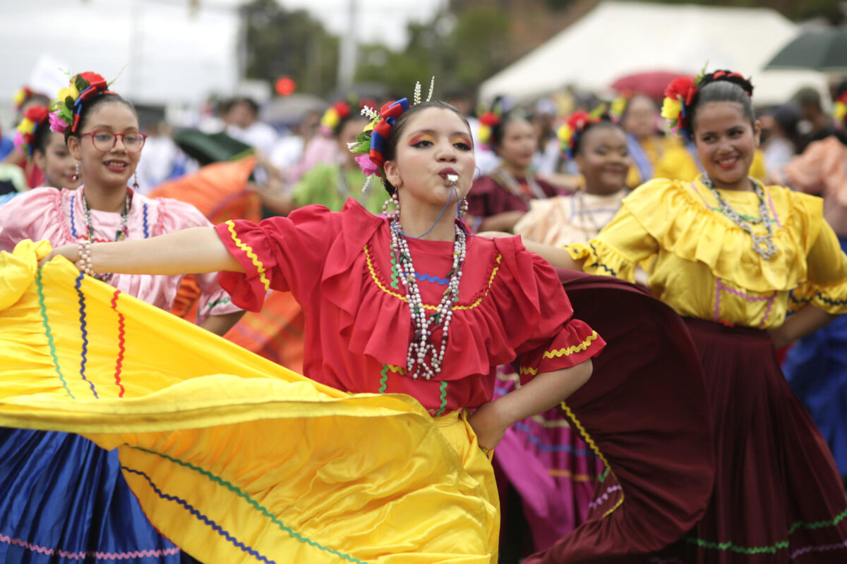 Estudiantes con un trajes típicos participan en el desfile militar en conmemoración de los 205 años de la independencia de Honduras de la Corona española, este martes en Tegucigalpa (Honduras). EFE/ Gustavo Amador