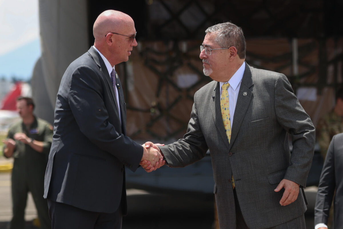 El presidente de Guatemala, Bernardo Arévalo de León (d), saluda al jefe de misión de la Embajada de Estados Unidos, Jorgan K. Andrews, en la entrega de un armamento este lunes, en Ciudad de Guatemala (Guatemala). EFE/ Mariano Macz