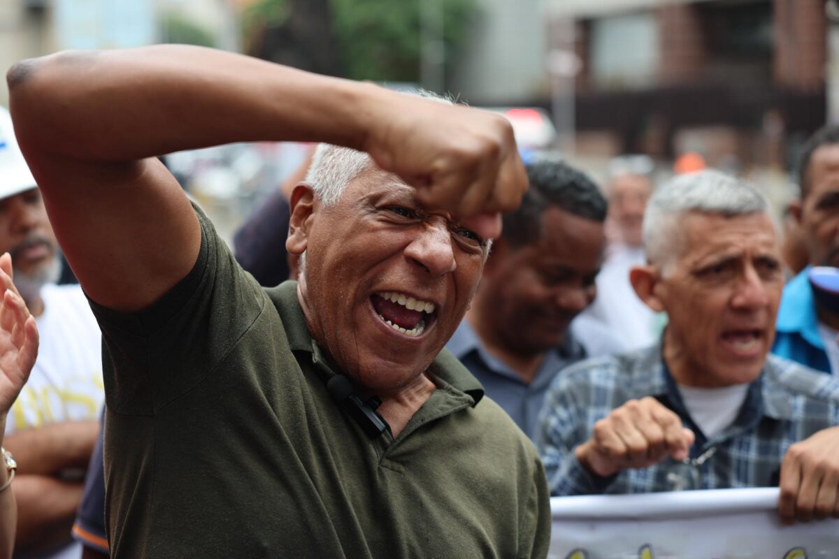 AME8367. CARACAS (VENEZUELA), 17/09/2026.- El sindicalista venezolano Jesús Jaramillo habla durante una concentración frente a la sede donde se realiza el diálogo entre el chavismo y un grupo de la oposición para exigir transparencia sobre lo acordado en la mesa de negociaciones que promueve Estados Unidos, este jueves en Caracas (Venezuela). EFE/ Miguel Gutiérrez