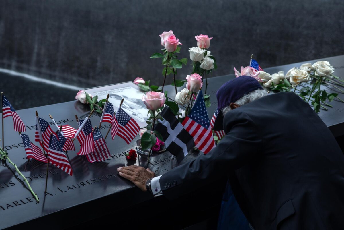 Una persona guarda duelo junto a una piscina reflectante con los nombres de las víctimas inscritos, durante los actos conmemorativos del 25.º aniversario de los atentados terroristas del 11 de septiembre, en el emplazamiento del World Trade Center en Nueva York (EE. UU.), el 11 de septiembre de 2026. EFE/EPA/OLGA FEDOROVA