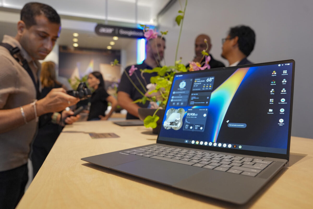 Fotografía del 15 septiembre de 2026 que muestra el Googlebook, una apuesta estratégica diseñada para unificar por completo la experiencia del teléfono móvil y el ordenador mediante una arquitectura compartida entre Android y ChromeOS, así como herramientas pioneras como un cursor con Inteligencia Artificial (IA) integrada, en Nueva York (Estados Unidos). EFE/ Ángel Colmenares