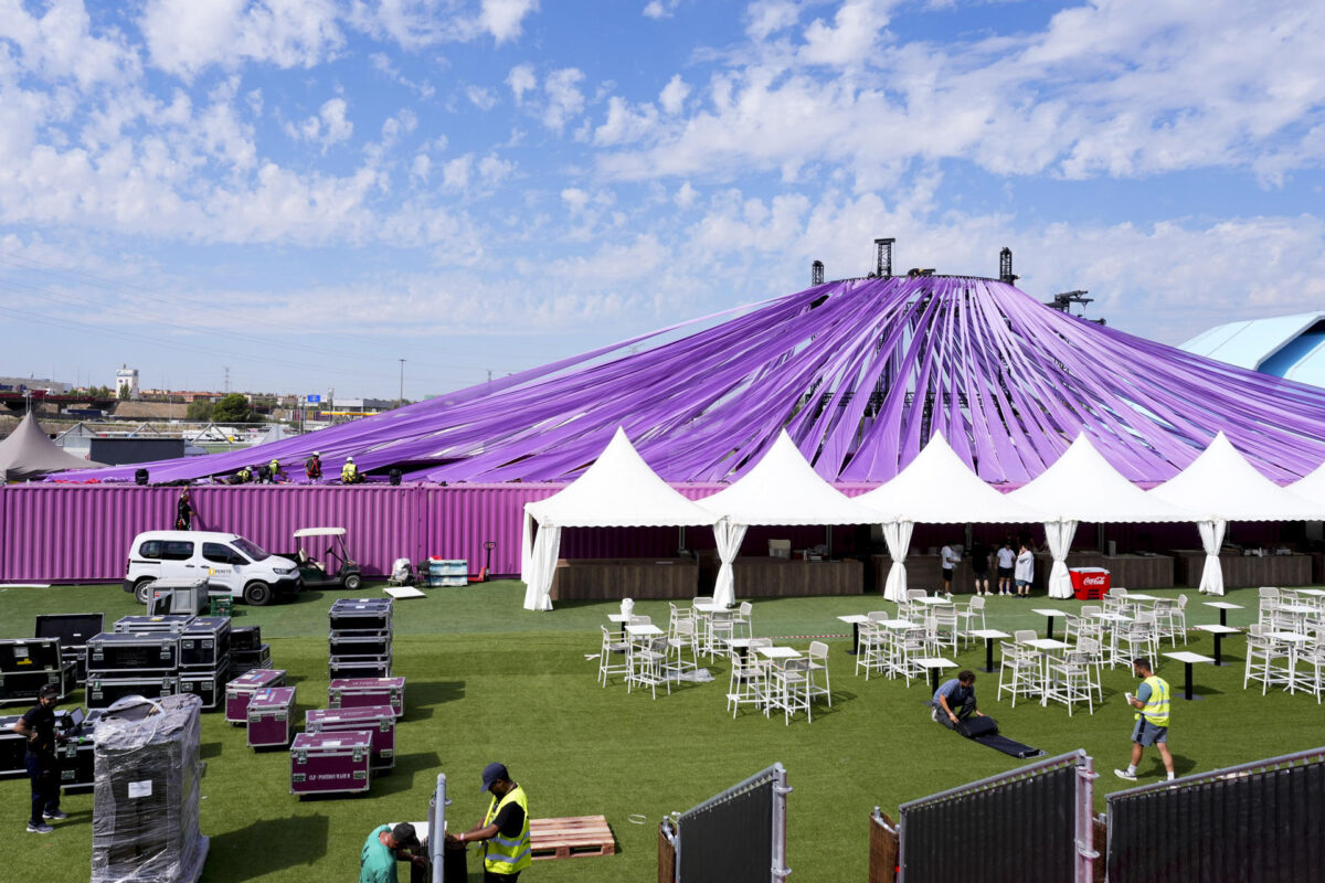 Macondo Park, la ciudad planteada por Shakira en el Ibedrola Music de Madrid para su histórica residencia en el país como final de su gira'Las Mujeres Ya No Lloran', abre sus puertas a la prensa a solo dos días del primero de los doce conciertos de la colombiana. EFE/ Borja Sánchez-Trillo