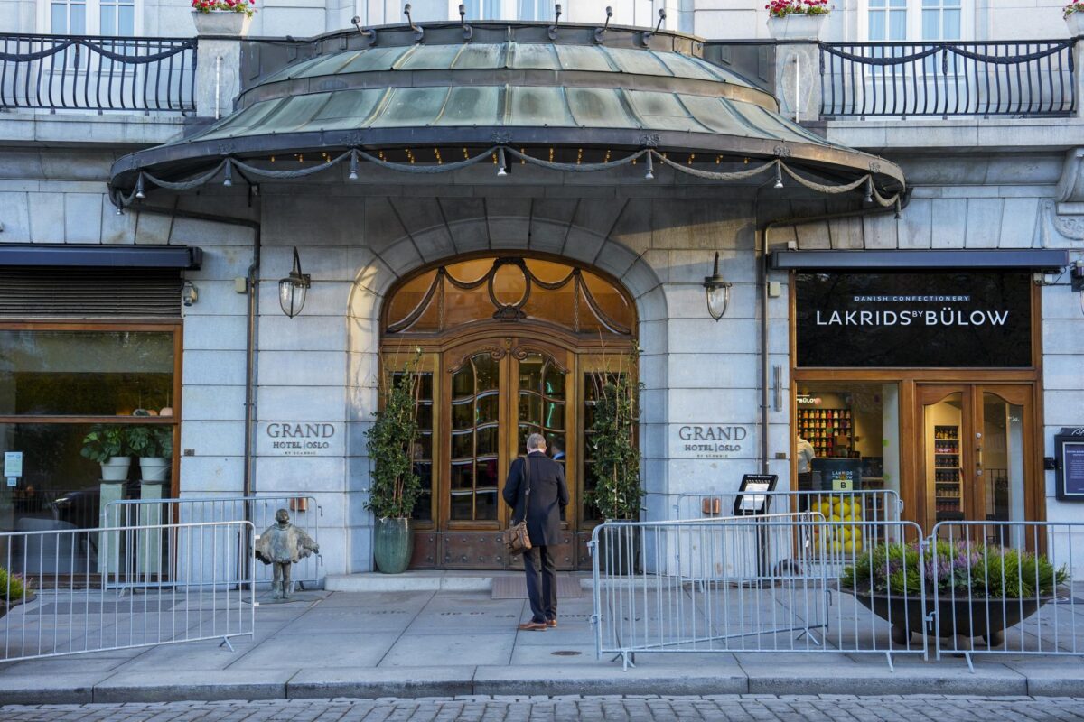 La policía ha establecido controles en los alrededores del Grand Hotel en Oslo, Noruega, el 20 de octubre de 2026. EFE/EPA/OLE BERG-RUSTEN NORWAY OUT