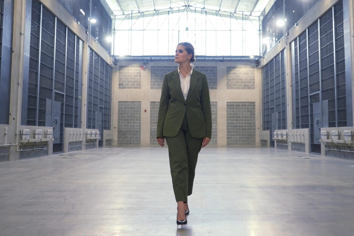 Captura de pantalla de un video difundido la mandataria costarricense, Laura Fernández, recorriendo el Centro de Alta Contención contra el Crimen Organizado (CACCO). EFE/ Presidencia de Costa Rica