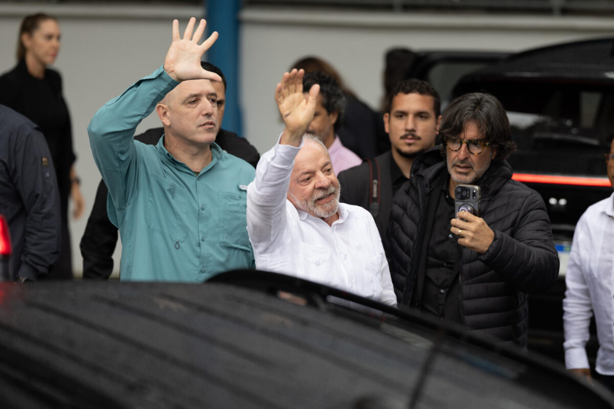 El presidente brasileño y candidato presidencial Luiz Inacio Lula da Silva (c) a su llegada a un colegio electoral de Sao Bernardo do Campo, Brasil, el 25 de octubre para participar en la segunda vuelta de las elecciones presidenciales. EFE/ Isaac Fontana /