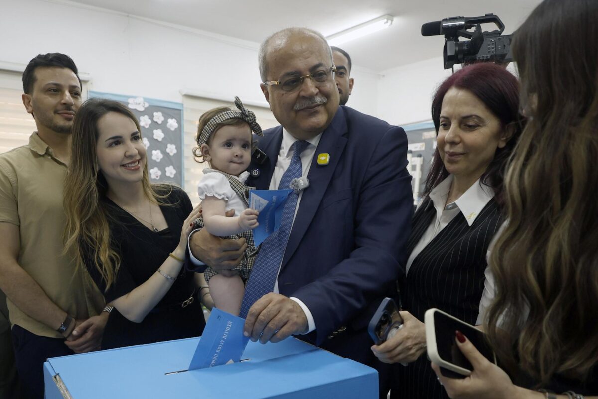 Ahmad Tibi, líder del partido Ta'al (Movimiento Árabe por el Cambio) y candidato por la alianza Lista Conjunta, deposita su voto en un colegio electoral de su ciudad natal, Tayibe, en el centro de Israel, el 27 de octubre de 2026. Los israelíes de todo el país acudieron a las urnas para elegir a los 120 miembros de la 26ª Knesset. (Elecciones) EFE/EPA/JAMAL AWAD