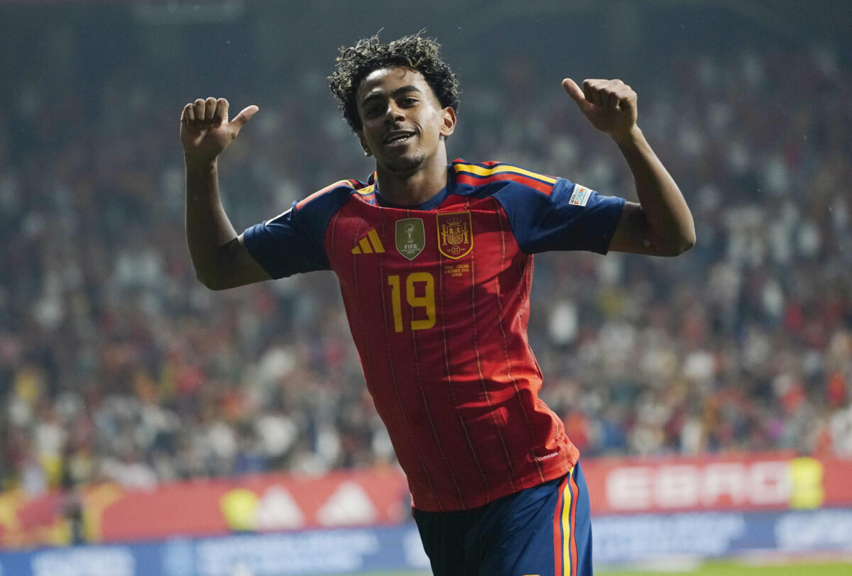 El delantero de la selección española, Lamine Yamal, tras conseguir el primer gol del combinado español durante el encuentro correspondiente a la Liga de Naciones que disputaronEspaña y Chequia en el estadio Carlos Tartiere de Oviedo. EFE / Paco Paredes.