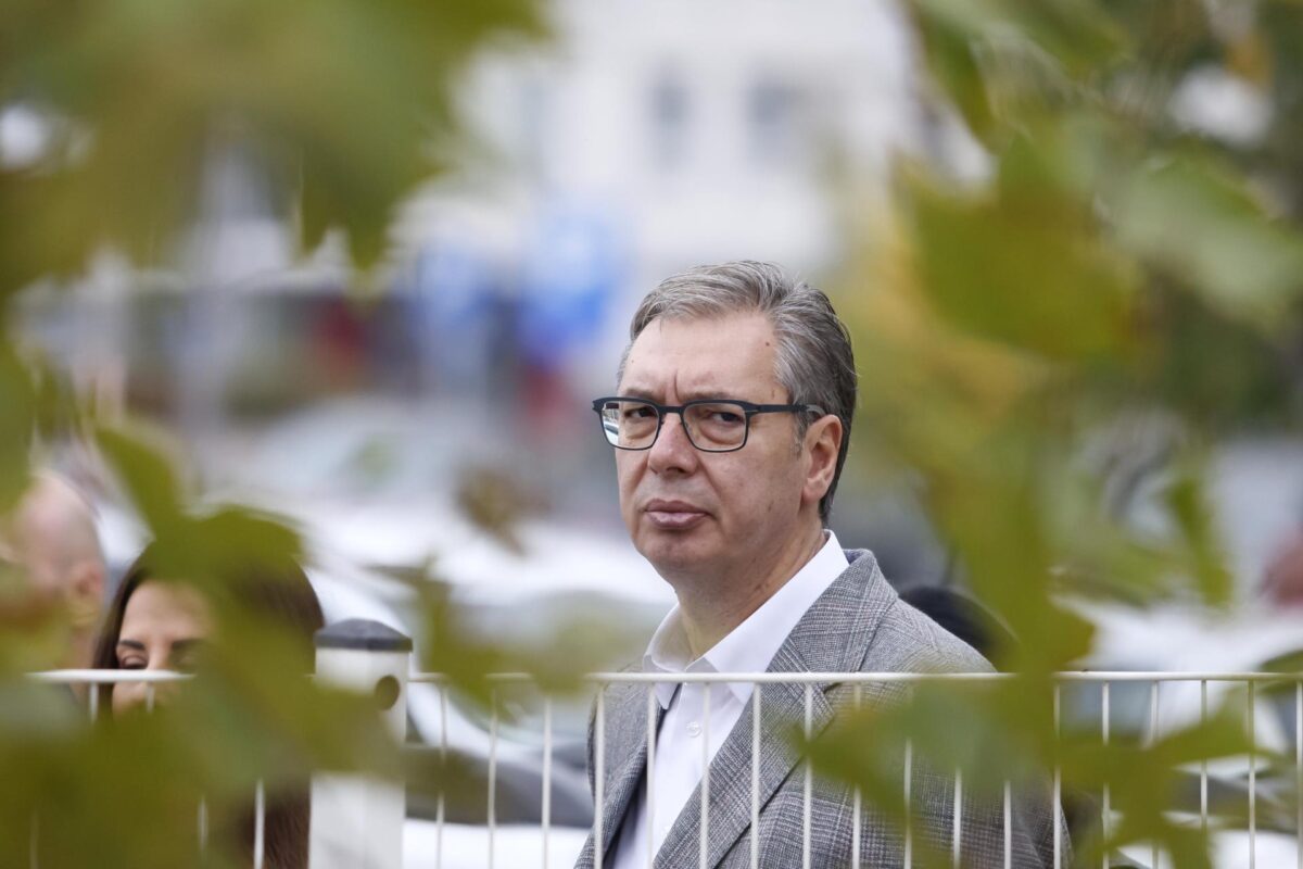 Aleksandar Vucic espera en la cola para votar. EFE/EPA/MARKO DJOKOVIC