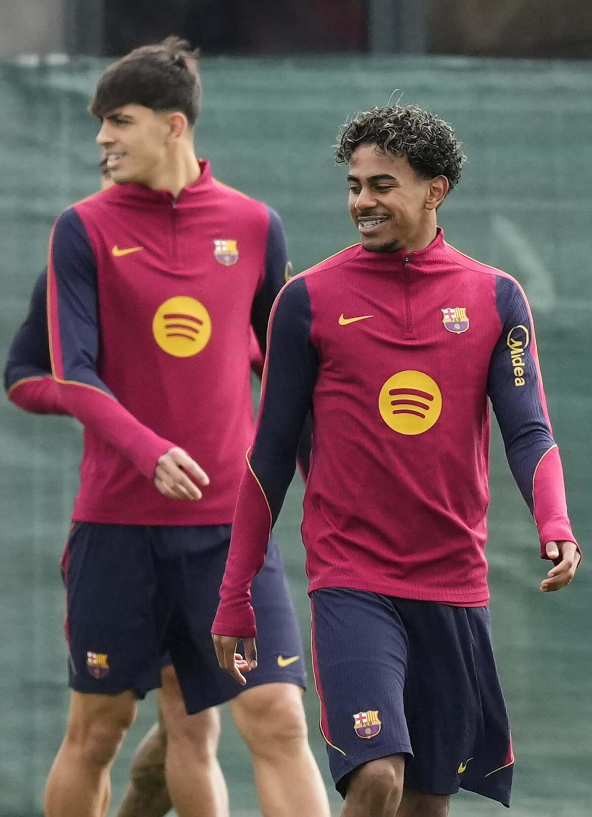 El delantero del FC Barcelona Lamine Yamal (d), durante el entrenamiento de este sábado en el complejo deportivo de Sant Joan Despi, con vistas al clásico del domingo contra el Real Madrid. EFE/ Enric Fontcuberta