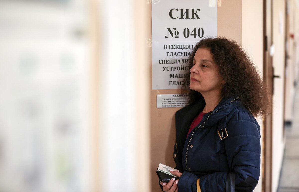 Una mujer espera su turno para votar durante la primera vuelta de las elecciones presidenciales en Sofía, Bulgaria, el 25 de octubre de 2026. Casi 6,6 millones de votantes elegibles están llamados a las urnas para elegir al próximo presidente de Bulgaria en la primera vuelta de la votación. (Elecciones) EFE/EPA/BORISLAV TROSHEV