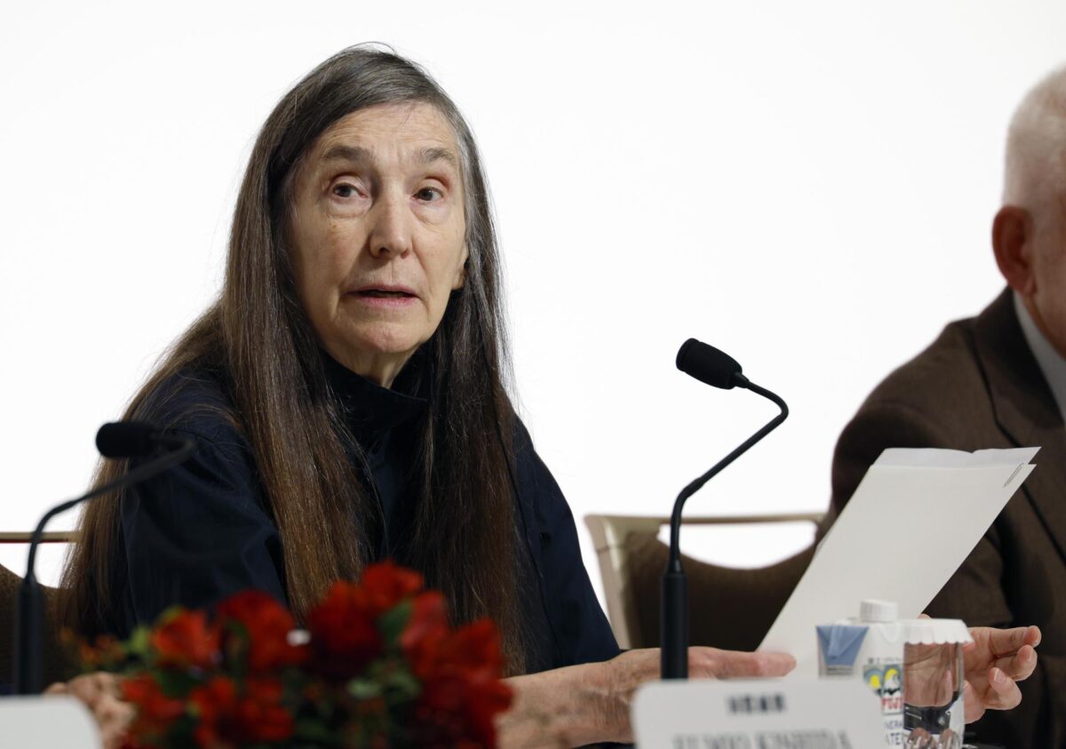 La artista estadounidense Jenny Holzer durante la rueda de prensa de los galardones Praemium Imperiale, en Tokio. EFE/EPA/FRANCK ROBICHON