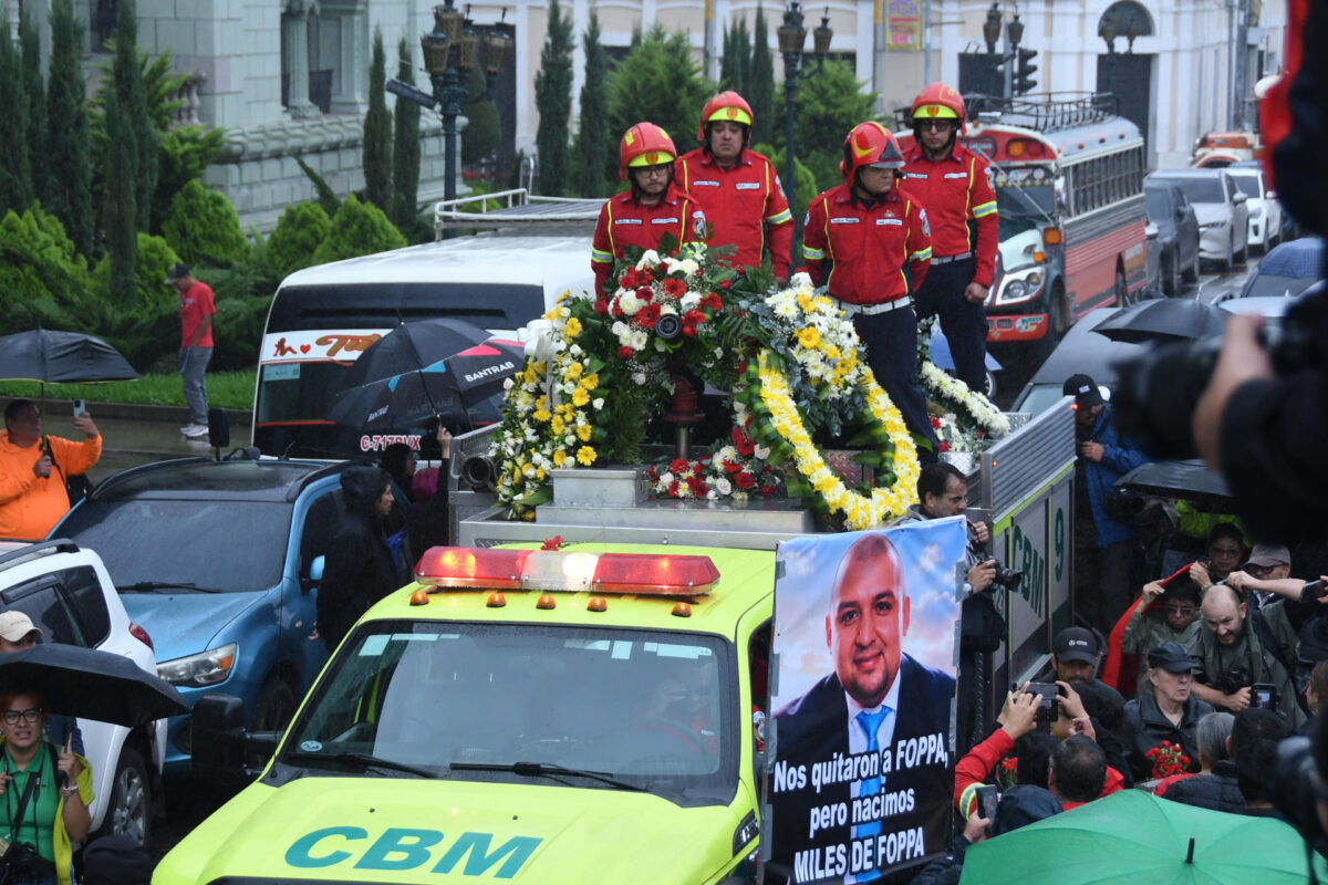 Integrantes del Cuerpo de Bomberos Municipales de Guatemala trasladan el féretro del abogado y exfiscal anticorrupción Juan Francisco Solórzano Foppa, asesinado el 17 de octubre, en Ciudad de Guatemala (Guatemala). EFE/ Alex Cruz