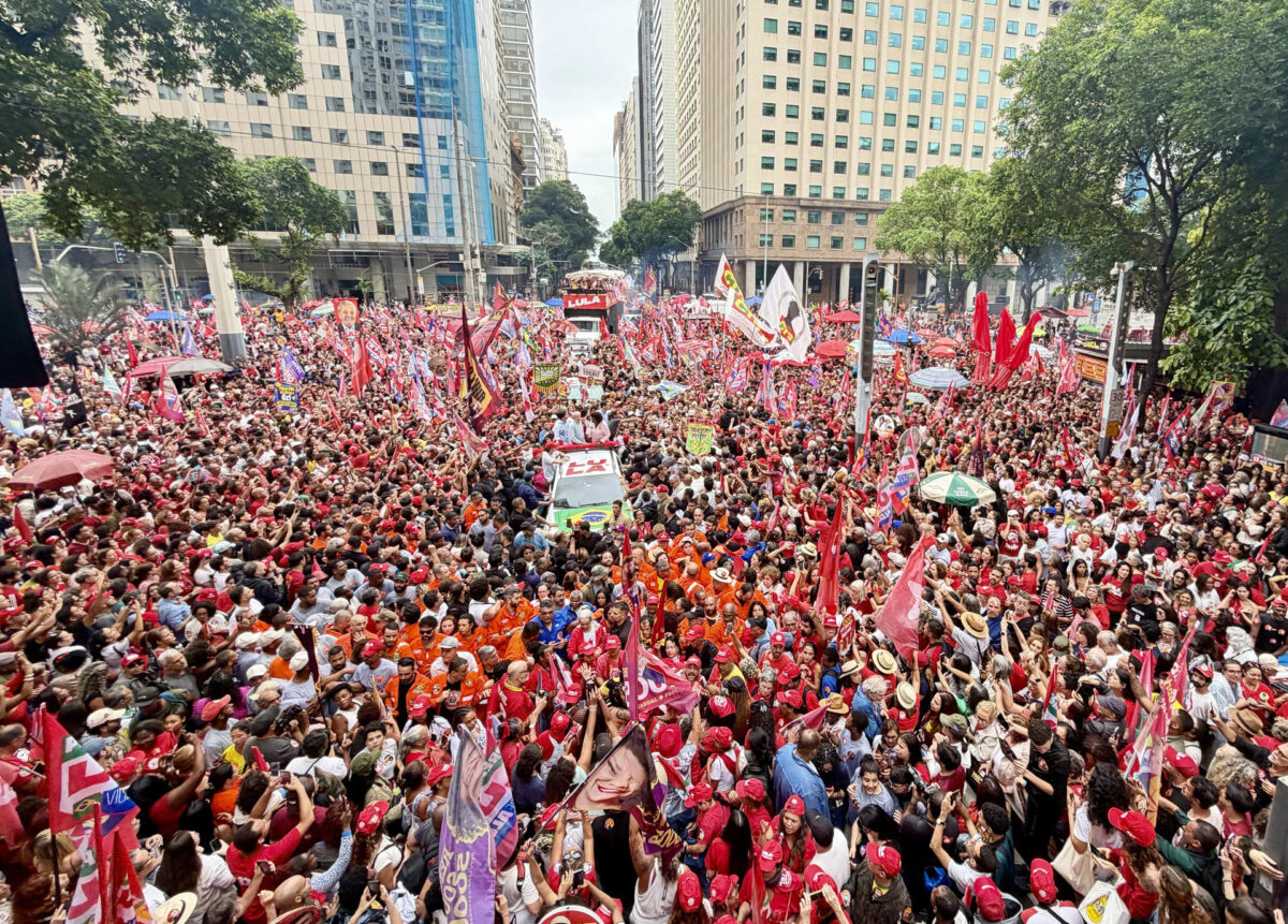 Seguidores del presidente de Brasil y candidato a la reelección, Luiz Inácio Lula da Silva, participan en un acto de campaña este 2 de octubre de 2026, en Río de Janeiro (Brasil). EFE/ Antonio Lacerda