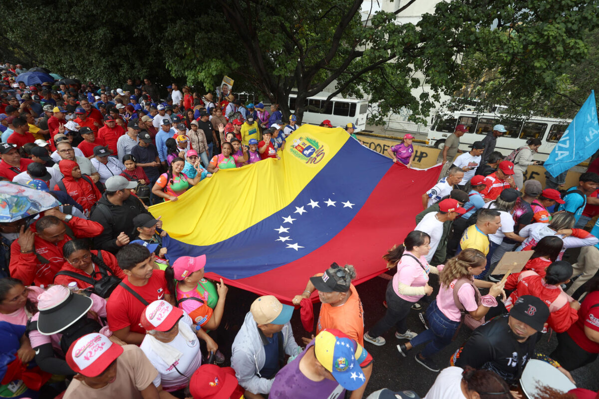 Personas participan durante una movilización para conmemorar el último triunfo electoral del fallecido presidente Hugo Chávez (1999-2013) en 2012, una convocatoria realizada por el gobernante Partido Socialista Unido de Venezuela (PSUV), este miércoles en Caracas (Venezuela). EFE/ Ronald Peña R