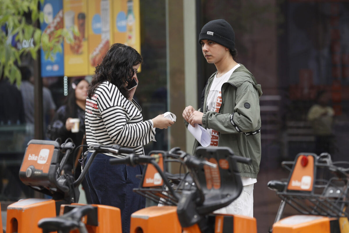 Fotografía del 1 de octubre 2026 que muestra a personas hablando en una calle en Santiago (Chile). EFE/ Elvis González
