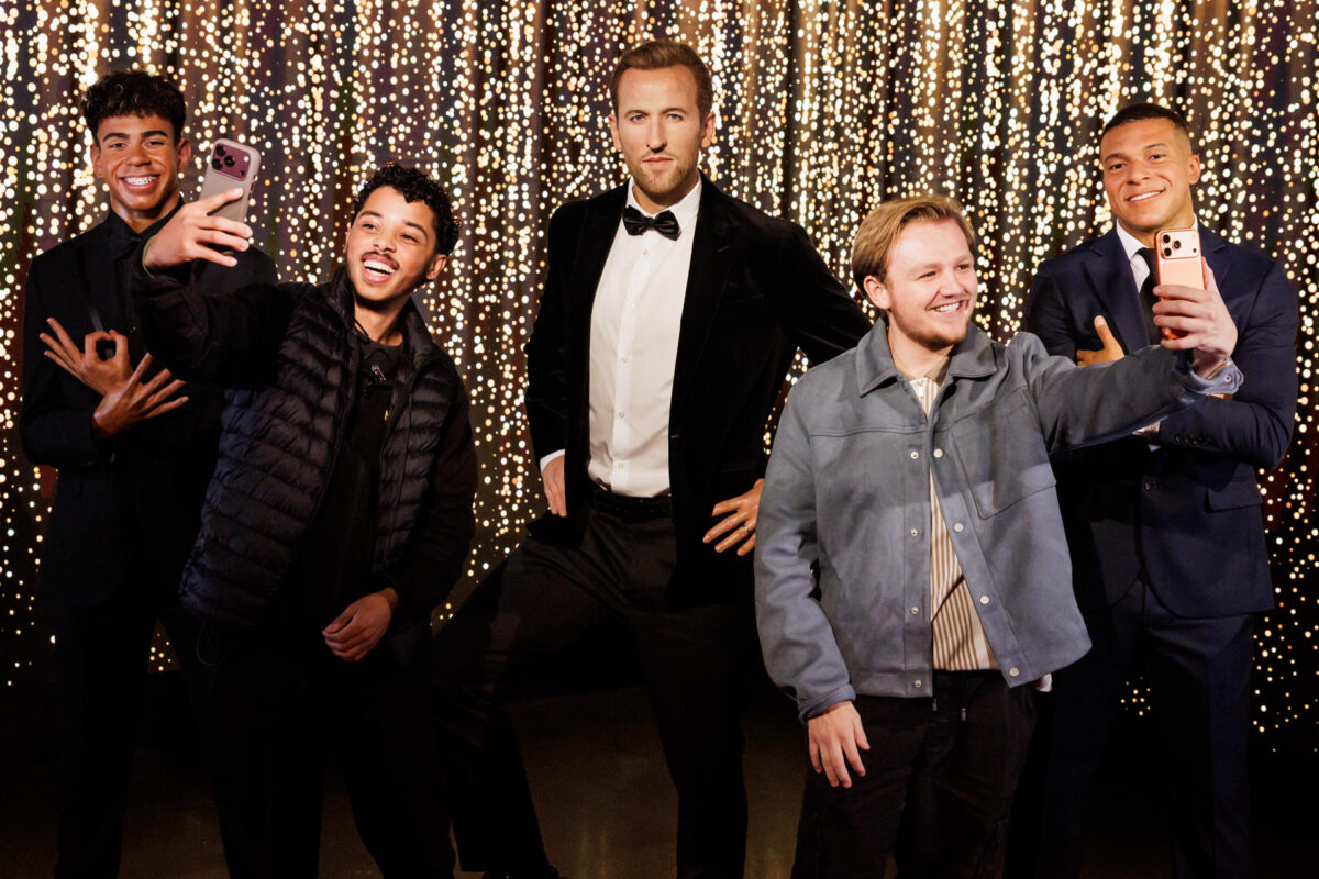Los muñecos de cera que representan a Harry Kane, Lamine Yamal y Kylian Mbappé han sido reunidos de manera excepcional en el Museo Madame Tussaud de Londres, en anticipo a la esperada entrega del Balón de Oro, el próximo lunes en la capital británica. Los tres jugadores de Inglaterra, Francia y España son los favoritos en todos los pronósticos para hacerse con el trofeo, uno de los más codiciados del mundo del balompié. EFE/ Madame Tussauds London - SOLO USO EDITORIAL/SOLO DISPONIBLE PARA ILUSTRAR LA NOTICIA QUE ACOMPAÑA (CRÉDITO OBLIGATORIO) -