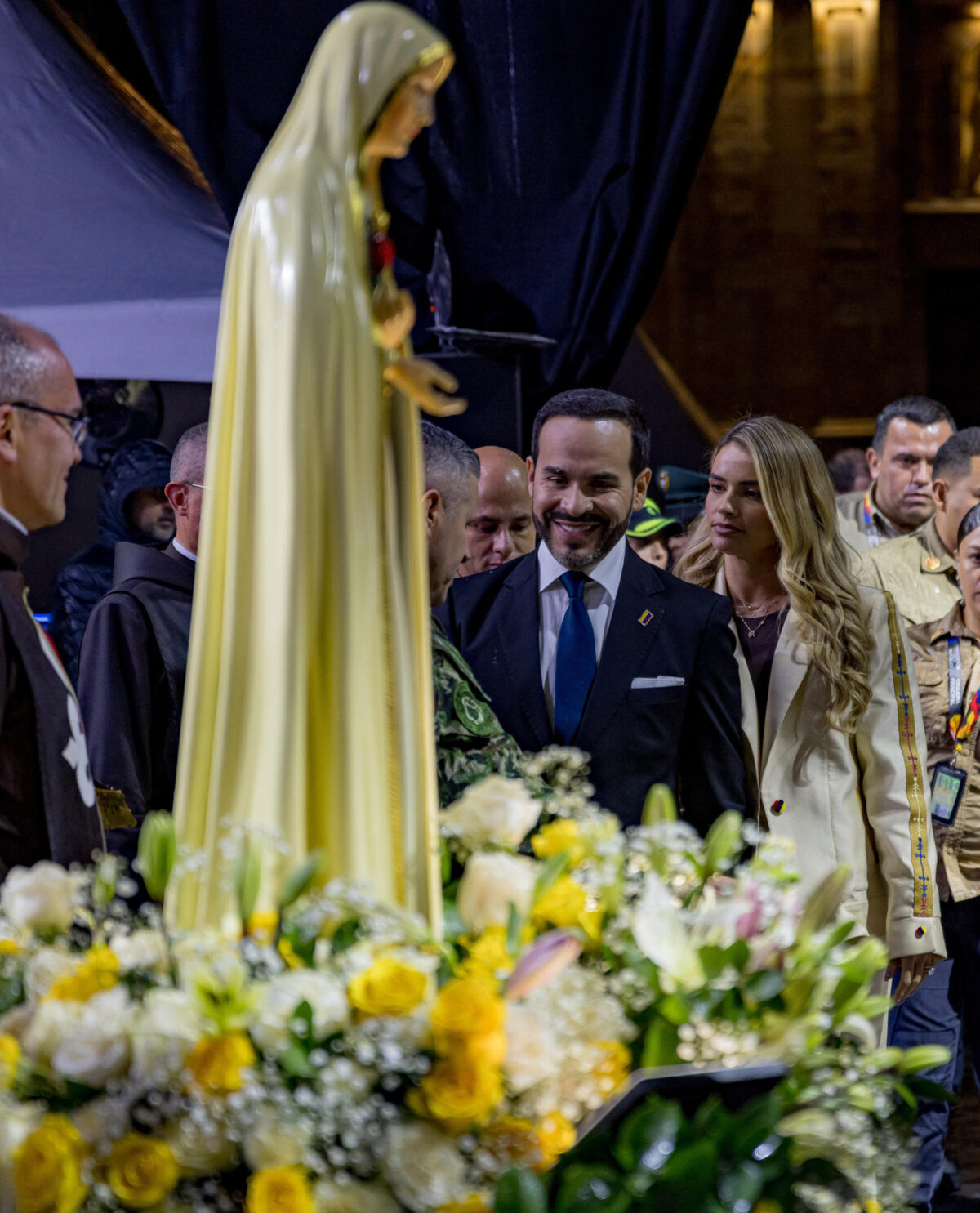 Fotografía cedida por la Presidencia de Colombia del mandatario, Abelardo de la Espriella, junto a su esposa, Ana Lucía Pineda, durante una velatón por las víctimas del terremoto en la Plaza de Bolívar el 28 de agosto de 2026, en Bogotá (Colombia). EFE//Isaac Bechara/ Presidencia de Colombia