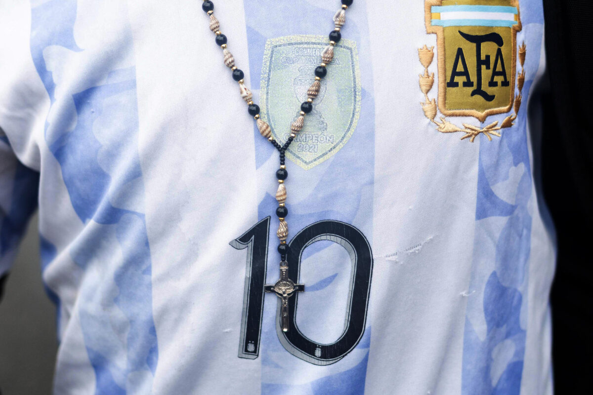 Una persona porta una camiseta de la selección argentina junto a una imagen religiosa durante una peregrinación, en Luján, provincia de Buenos Aires (Argentina). EFE/ STR