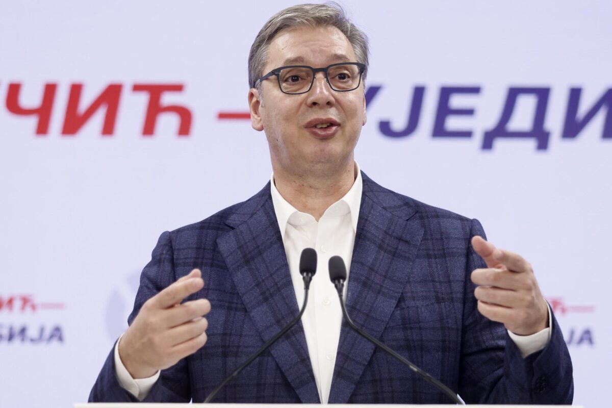 Aleksandar Vučić, candidato a primer ministro del Partido Progresista de Serbia (SNS), habla tras reconocer su derrota durante una conferencia de prensa en la sede del partido en Belgrado, Serbia. EFE/Marko Djocovic