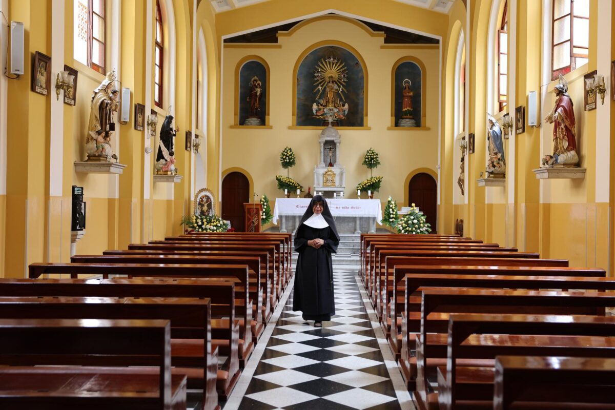 Una religiosa camina en la capilla de la casa asilo de las Hermanitas de los Ancianos Desamparados este viernes, en el Callao (Perú). Hasta hace unas semanas la idea de recibir "al papa peruano" no estaba ni en la imaginación de los residentes y trabajadoras de esta humilde casa de acogida de las Hermanitas de los Ancianos Desamparados, ubicada en el corazón del Callao, la provincia portuaria situada junto a Lima, uno de los puntos con mayor índice de criminalidad del país andino. EFE/ Paolo Aguilar